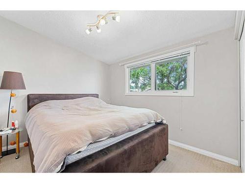608 104 Avenue Sw, Calgary, AB - Indoor Photo Showing Bedroom