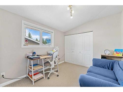 608 104 Avenue Sw, Calgary, AB - Indoor Photo Showing Other Room