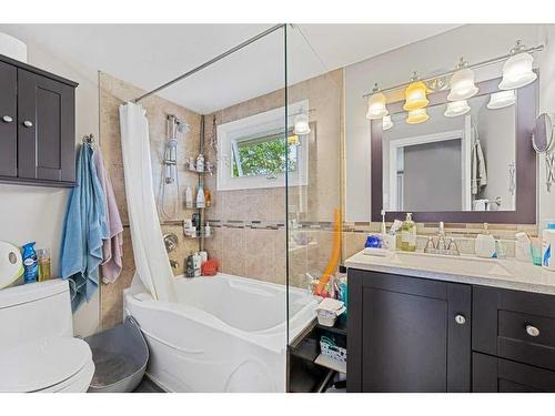 608 104 Avenue Sw, Calgary, AB - Indoor Photo Showing Bathroom