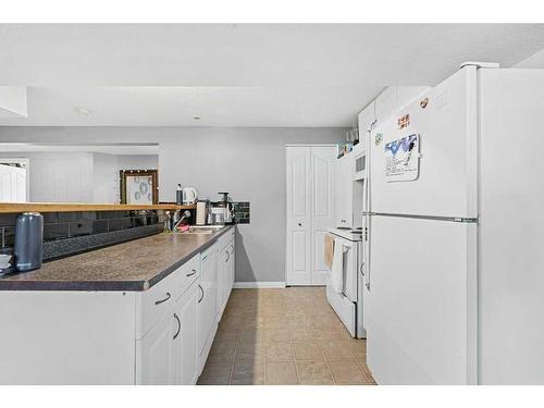 608 104 Avenue Sw, Calgary, AB - Indoor Photo Showing Kitchen