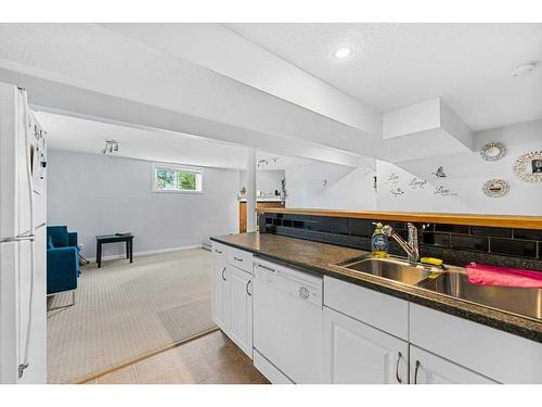 608 104 Avenue Sw, Calgary, AB - Indoor Photo Showing Kitchen