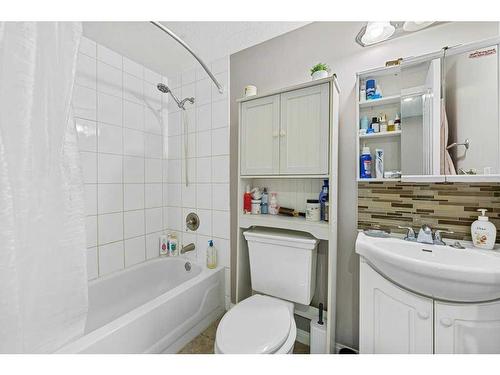 608 104 Avenue Sw, Calgary, AB - Indoor Photo Showing Bathroom