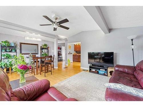 608 104 Avenue Sw, Calgary, AB - Indoor Photo Showing Living Room