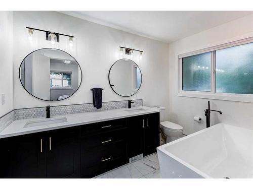 14 Butte Place Nw, Calgary, AB - Indoor Photo Showing Bathroom