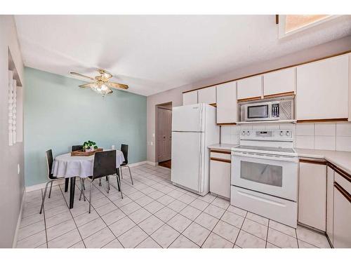12132 Canfield Road Sw, Calgary, AB - Indoor Photo Showing Kitchen