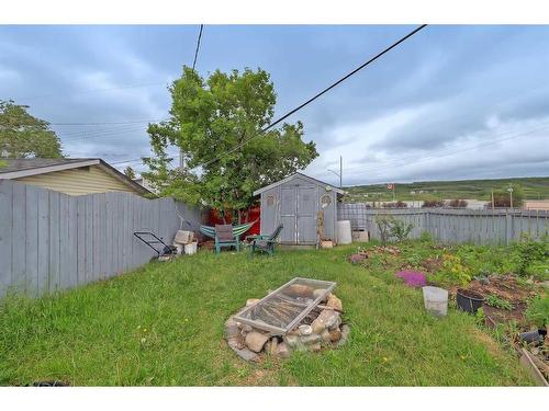 6439 32 Avenue Nw, Calgary, AB - Outdoor With Backyard