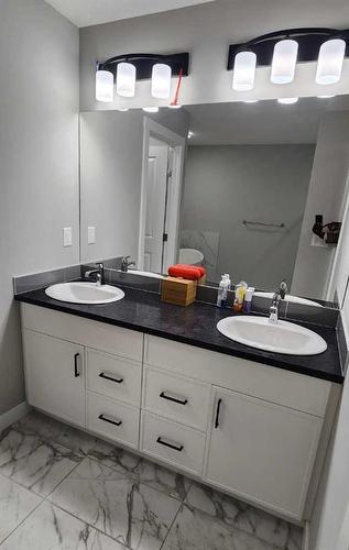 240 Creekstone Row Sw, Calgary, AB - Indoor Photo Showing Bathroom