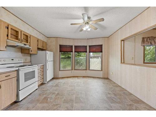 5302 Birch Road, Olds, AB - Indoor Photo Showing Kitchen