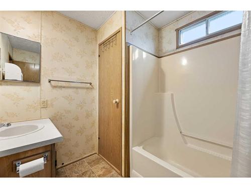 5302 Birch Road, Olds, AB - Indoor Photo Showing Bathroom