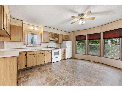 5302 Birch Road, Olds, AB - Indoor Photo Showing Kitchen