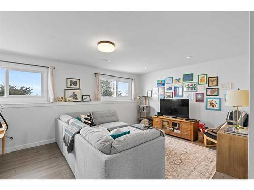 5620 37 Street Sw, Calgary, AB - Indoor Photo Showing Living Room