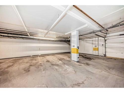 235-4303 1 Street Ne, Calgary, AB - Indoor Photo Showing Garage