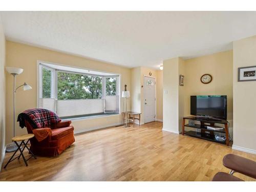 412 1 Street East, Cochrane, AB - Indoor Photo Showing Living Room