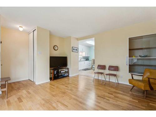 412 1 Street East, Cochrane, AB - Indoor Photo Showing Living Room