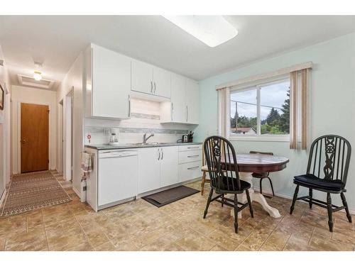 412 1 Street East, Cochrane, AB - Indoor Photo Showing Kitchen