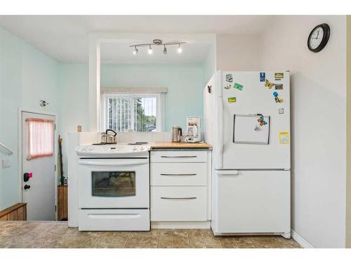 412 1 Street East, Cochrane, AB - Indoor Photo Showing Kitchen