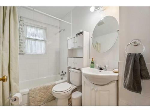 412 1 Street East, Cochrane, AB - Indoor Photo Showing Bathroom