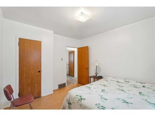 412 1 Street East, Cochrane, AB - Indoor Photo Showing Bedroom