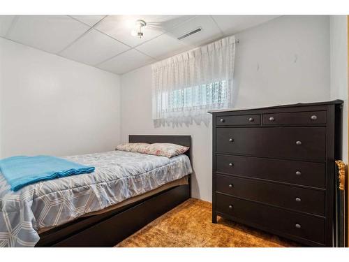 412 1 Street East, Cochrane, AB - Indoor Photo Showing Bedroom