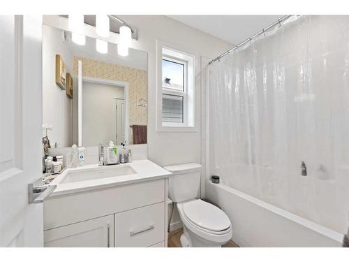275 Lucas Boulevard Nw, Calgary, AB - Indoor Photo Showing Bathroom