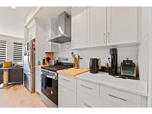 275 Lucas Boulevard Nw, Calgary, AB - Indoor Photo Showing Kitchen