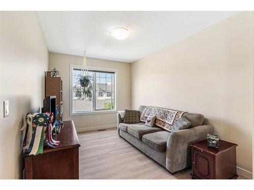 100 Everridge Common Sw, Calgary, AB - Indoor Photo Showing Living Room
