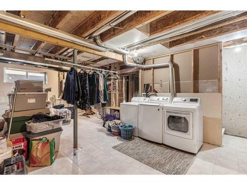 100 Everridge Common Sw, Calgary, AB - Indoor Photo Showing Laundry Room