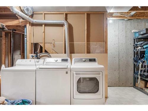 100 Everridge Common Sw, Calgary, AB - Indoor Photo Showing Laundry Room