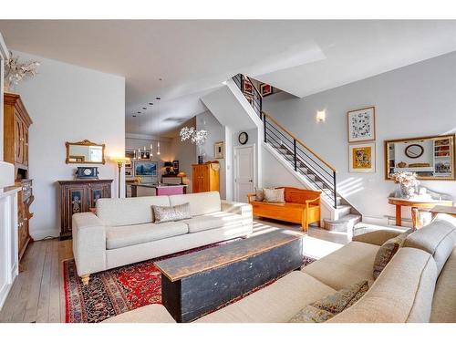 114 18 Avenue Se, Calgary, AB - Indoor Photo Showing Living Room