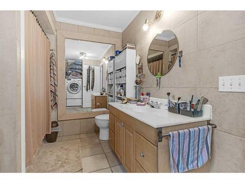1802-2520 Palliser Drive Sw, Calgary, AB - Indoor Photo Showing Bathroom