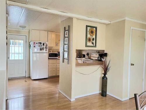 211 1St Avenue, Torrington, AB - Indoor Photo Showing Kitchen