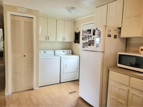 211 1St Avenue, Torrington, AB - Indoor Photo Showing Laundry Room