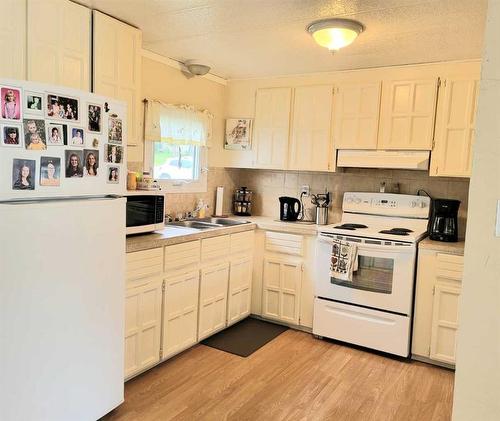 211 1St Avenue, Torrington, AB - Indoor Photo Showing Kitchen With Double Sink