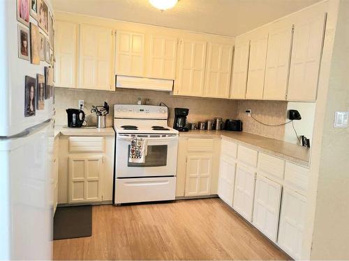 211 1St Avenue, Torrington, AB - Indoor Photo Showing Kitchen