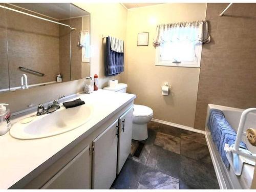 211 1St Avenue, Torrington, AB - Indoor Photo Showing Bathroom