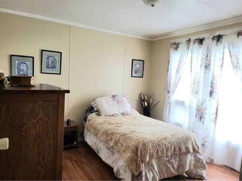 211 1St Avenue, Torrington, AB - Indoor Photo Showing Bedroom