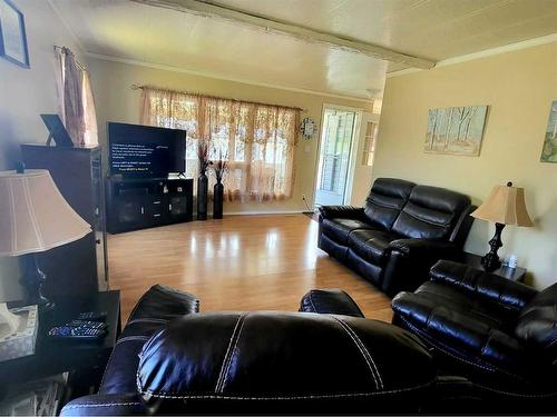 211 1St Avenue, Torrington, AB - Indoor Photo Showing Living Room