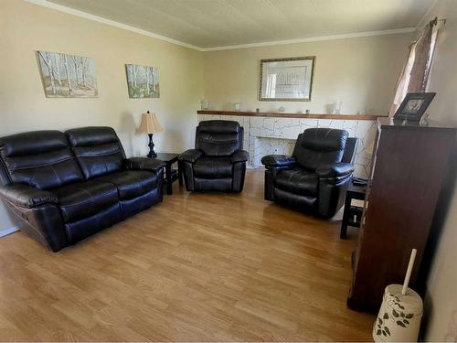 211 1St Avenue, Torrington, AB - Indoor Photo Showing Living Room