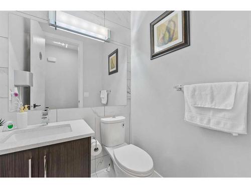 107 Sherview Grove Nw, Calgary, AB - Indoor Photo Showing Bathroom