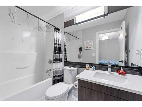 107 Sherview Grove Nw, Calgary, AB - Indoor Photo Showing Bathroom