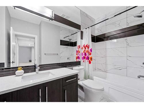 107 Sherview Grove Nw, Calgary, AB - Indoor Photo Showing Bathroom