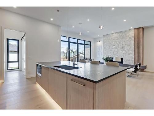 404 21 Avenue Nw, Calgary, AB - Indoor Photo Showing Kitchen