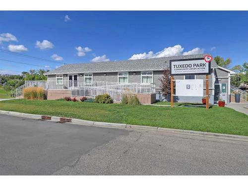 404 21 Avenue Nw, Calgary, AB - Indoor Photo Showing Garage