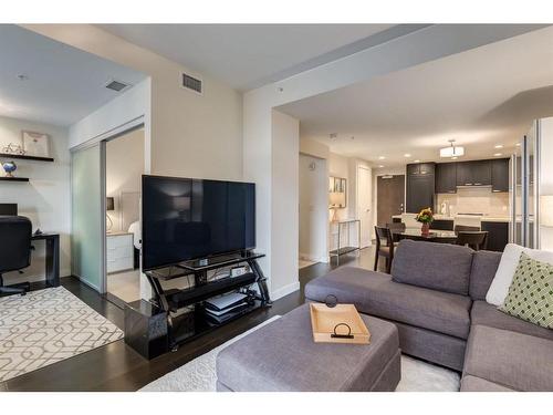 617-222 Riverfront Avenue Sw, Calgary, AB - Indoor Photo Showing Living Room