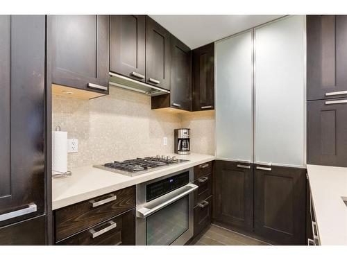 617-222 Riverfront Avenue Sw, Calgary, AB - Indoor Photo Showing Kitchen With Upgraded Kitchen