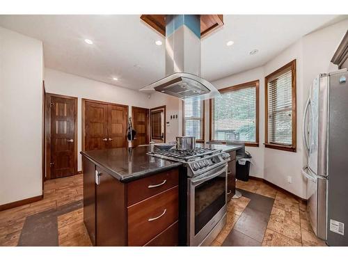 4347 2 Street Nw, Calgary, AB - Indoor Photo Showing Kitchen