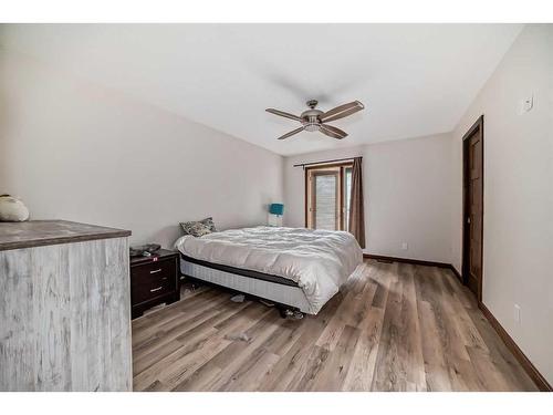4347 2 Street Nw, Calgary, AB - Indoor Photo Showing Bedroom