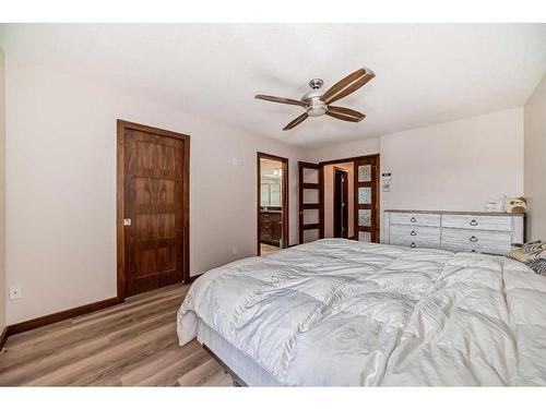 4347 2 Street Nw, Calgary, AB - Indoor Photo Showing Bedroom