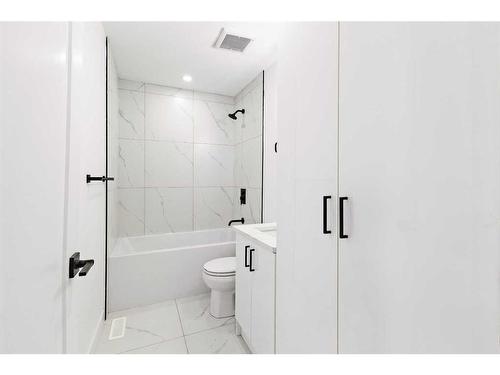 6231 4 Street Ne, Calgary, AB - Indoor Photo Showing Bathroom