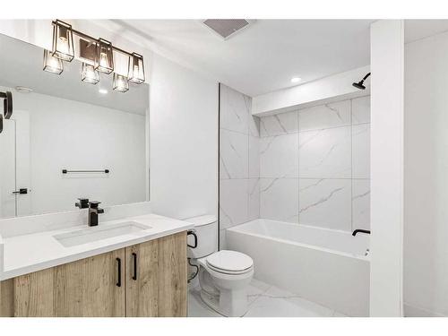 6231 4 Street Ne, Calgary, AB - Indoor Photo Showing Bathroom